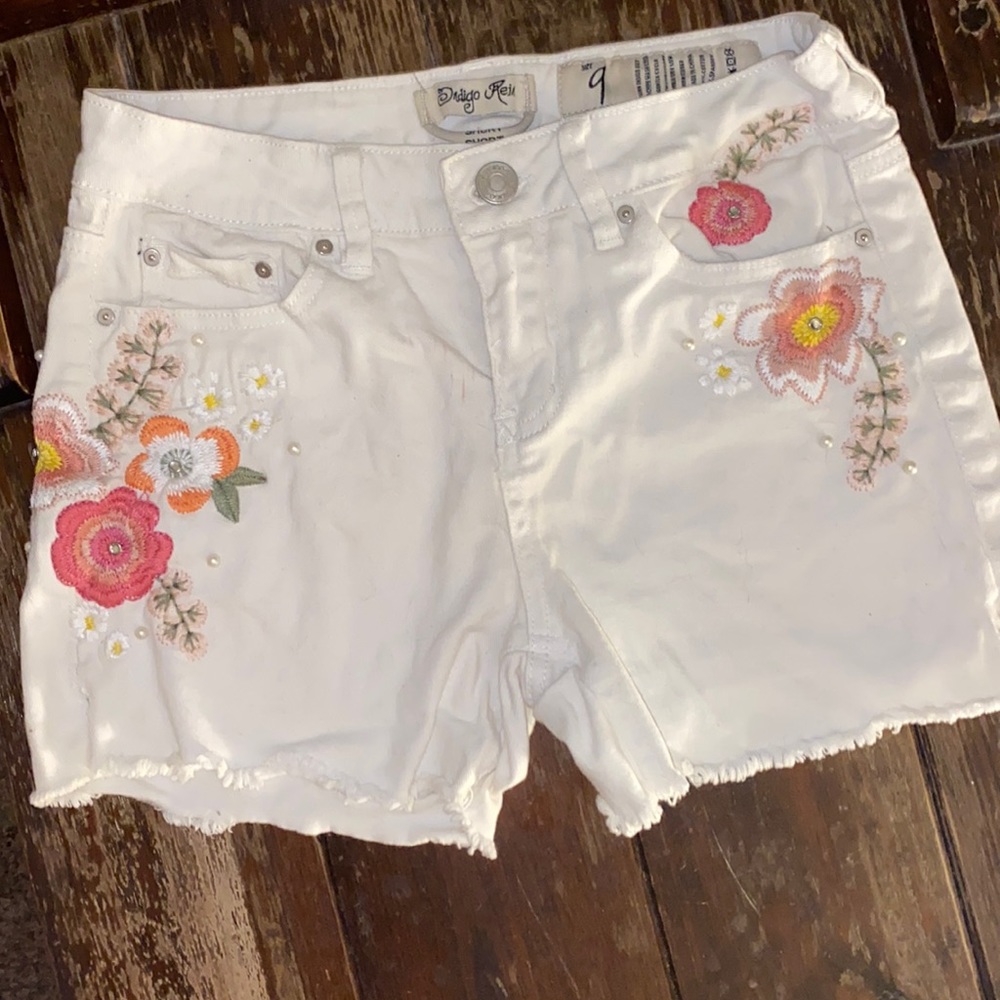 Indigo Rein Size 9 Embroidered Shorts, White